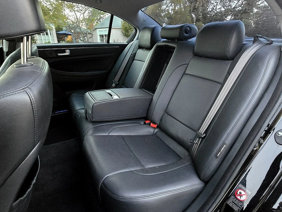 2013 Hyundai Genesis - Image 13 of 18