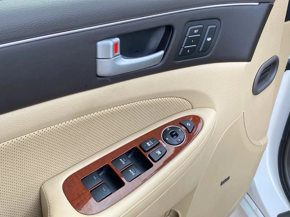 2013 Hyundai Genesis - Image 11 of 19