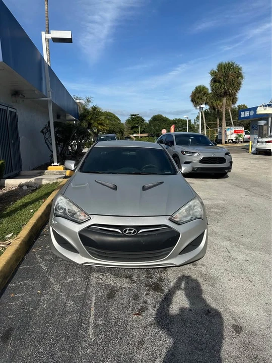 2013 Hyundai Genesis Coupe - Image 2 of 3