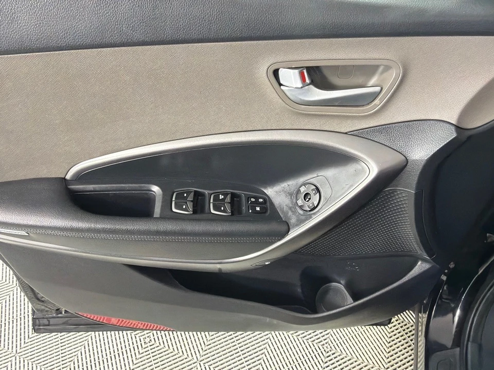 2013 Hyundai Santa Fe - Image 11 of 12