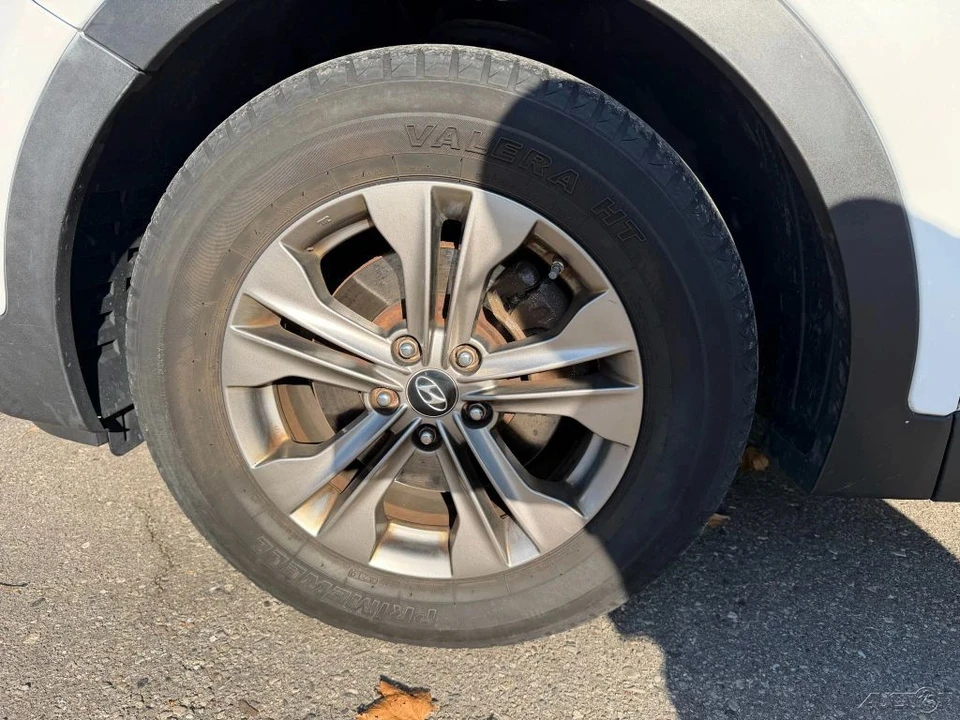 2013 Hyundai Santa Fe - Image 11 of 12