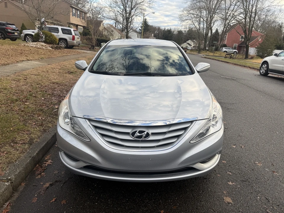 2013 Hyundai Sonata - Image 2 of 18