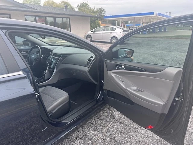 2013 Hyundai Sonata - Image 9 of 18