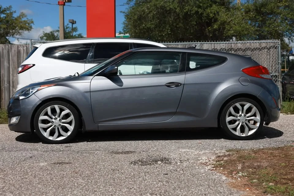 2013 Hyundai Veloster - Image 2 of 10