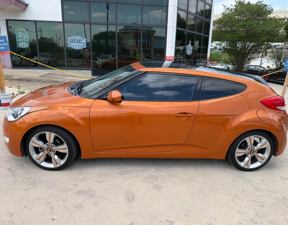 2013 Hyundai Veloster - Image 2 of 19