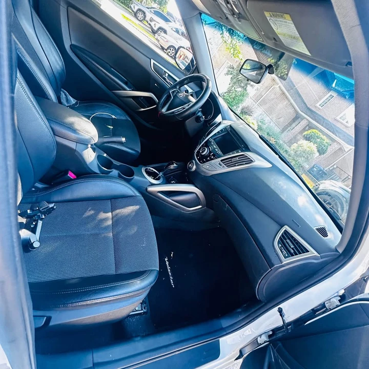 2013 Hyundai Veloster - Image 6 of 13