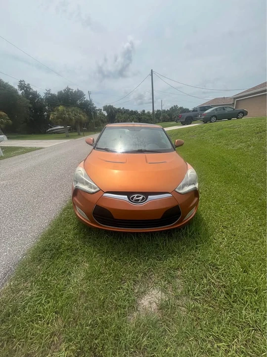 2013 Hyundai Veloster - Image 2 of 3