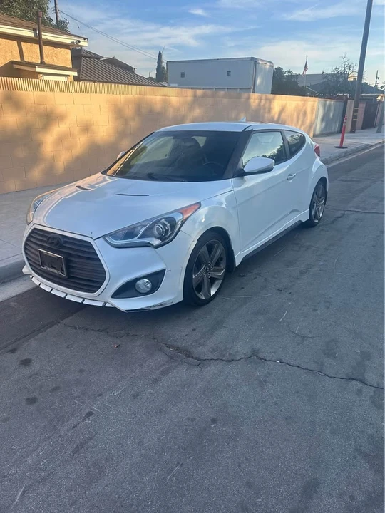 2013 Hyundai Veloster - Image 2 of 15