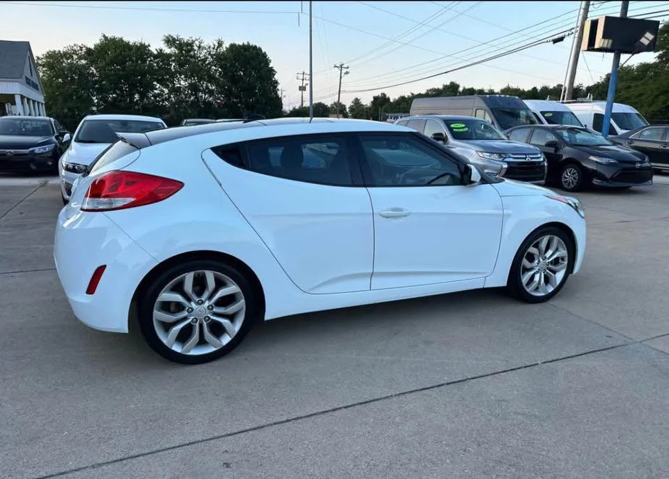 2013 Hyundai Veloster - Image 2 of 5
