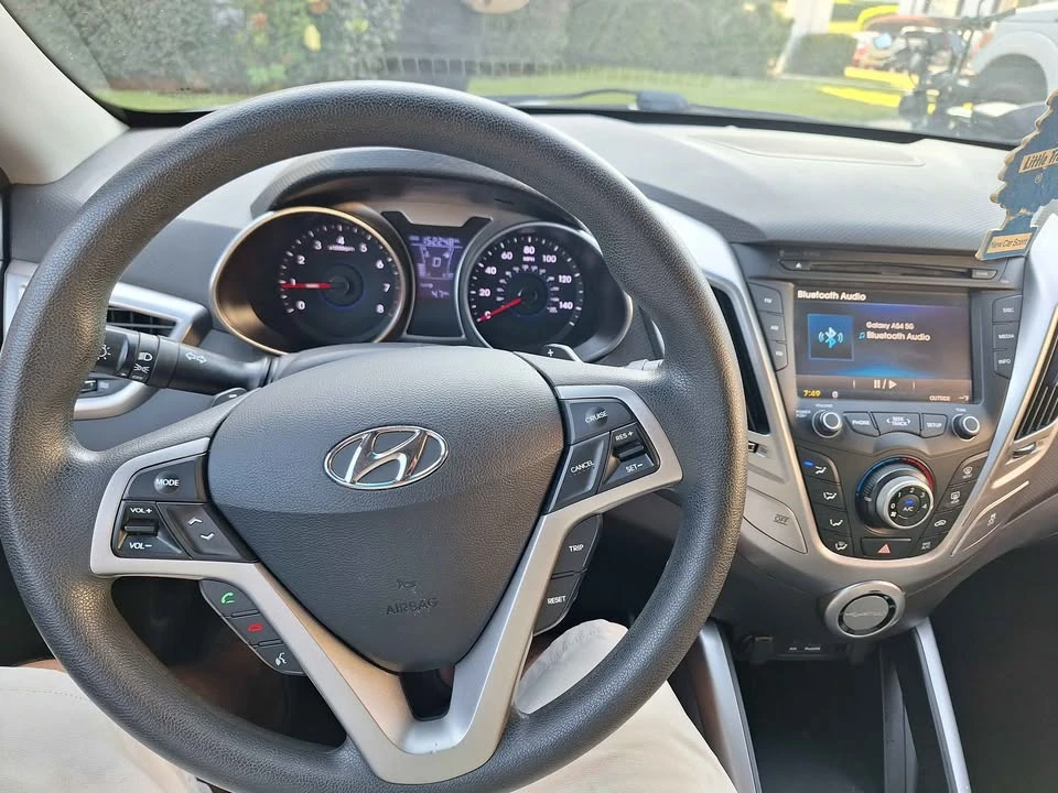 2013 Hyundai Veloster - Image 2 of 12