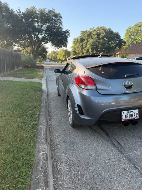 2013 Hyundai Veloster - Image 2 of 9