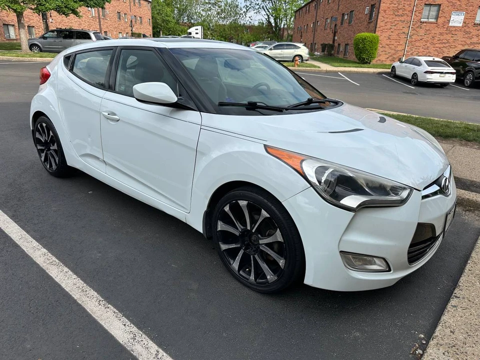 2013 Hyundai Veloster - Image 2 of 20