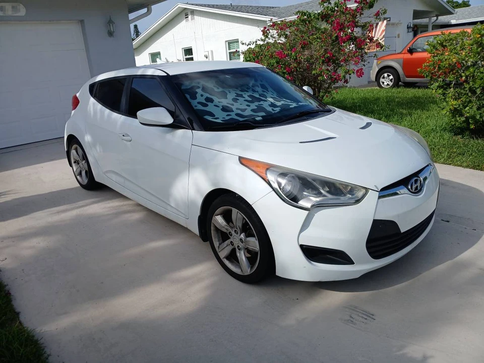 2013 Hyundai Veloster - Image 2 of 24