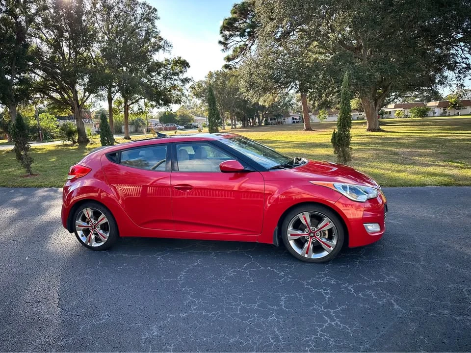 2013 Hyundai Veloster - Image 2 of 5