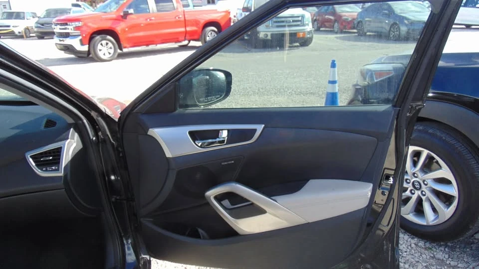 2013 Hyundai Veloster - Image 8 of 12