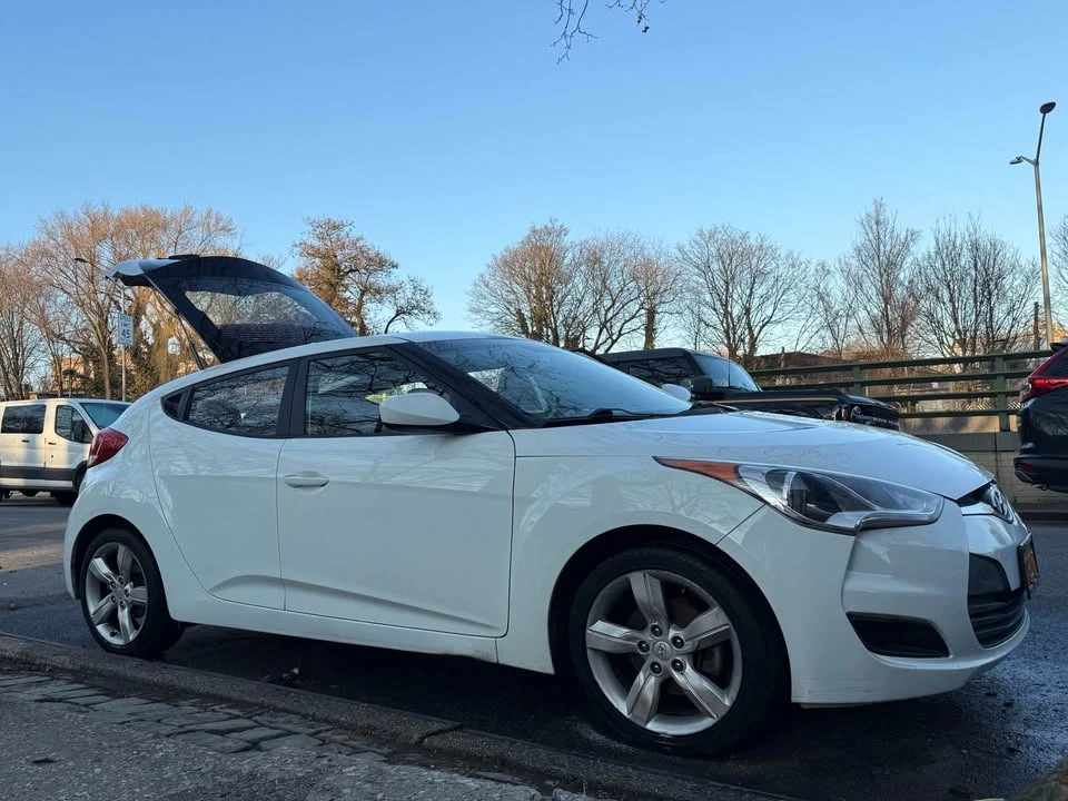 2013 Hyundai Veloster - Image 2 of 11