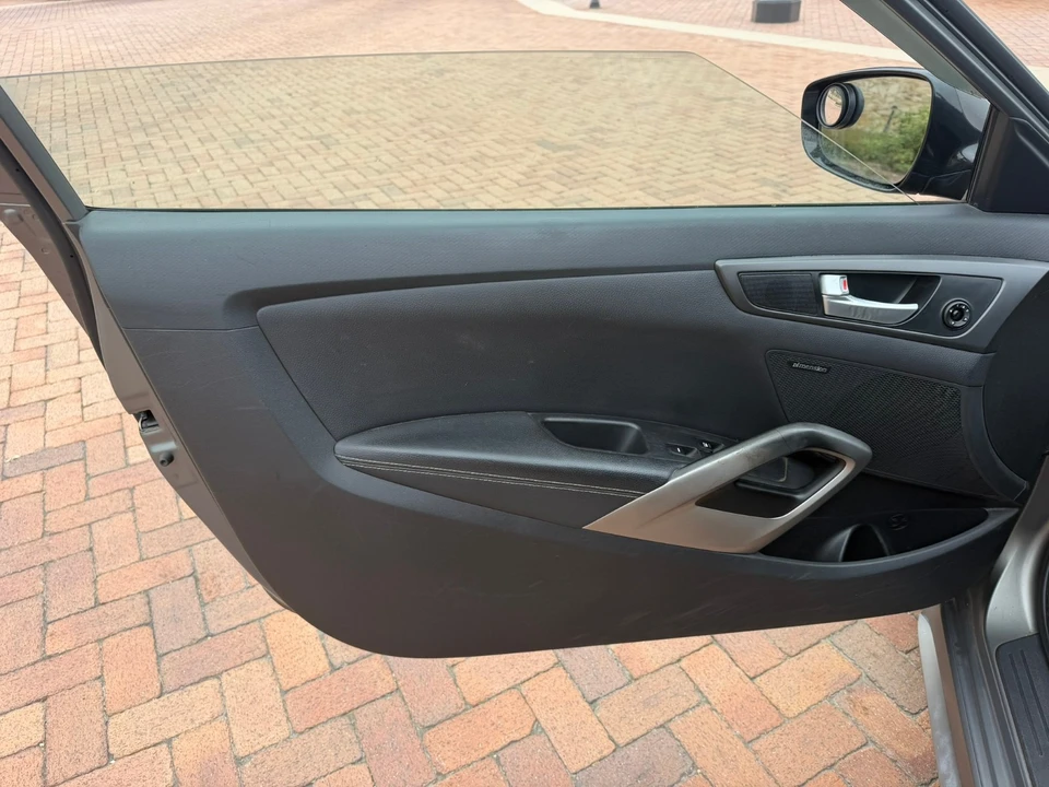 2013 Hyundai Veloster - Image 12 of 20