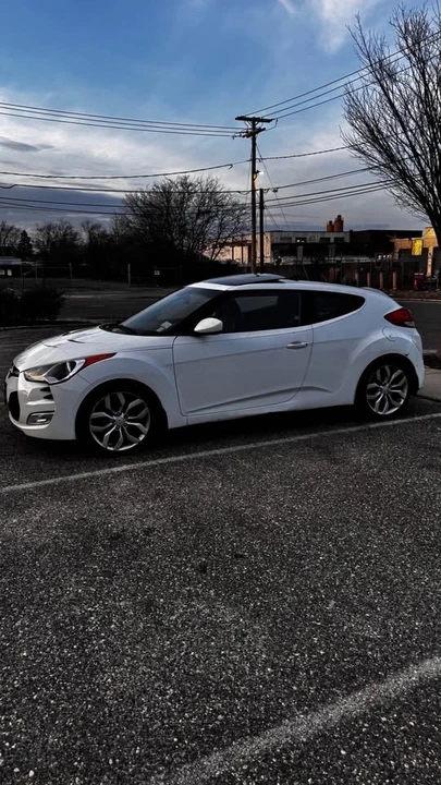 2013 Hyundai Veloster - Image 2 of 11