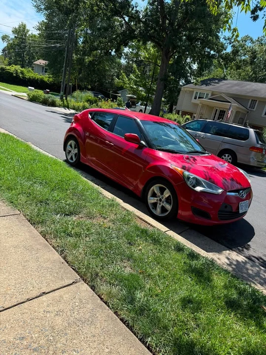 2013 Hyundai Veloster - Image 2 of 3
