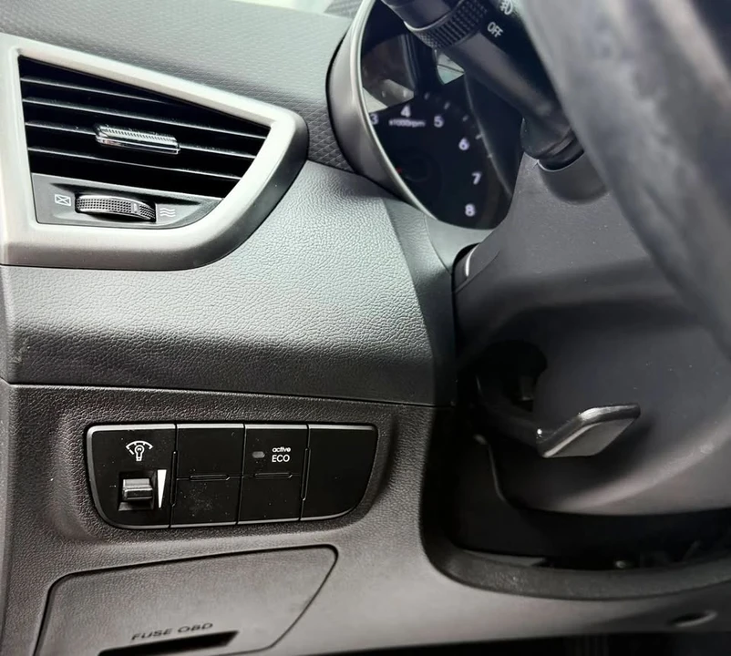 2013 Hyundai Veloster - Image 18 of 20