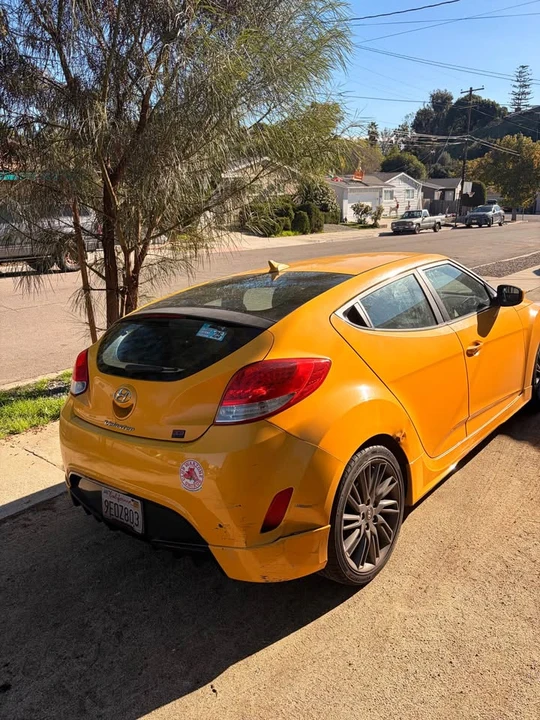 2013 Hyundai Veloster - Image 2 of 3