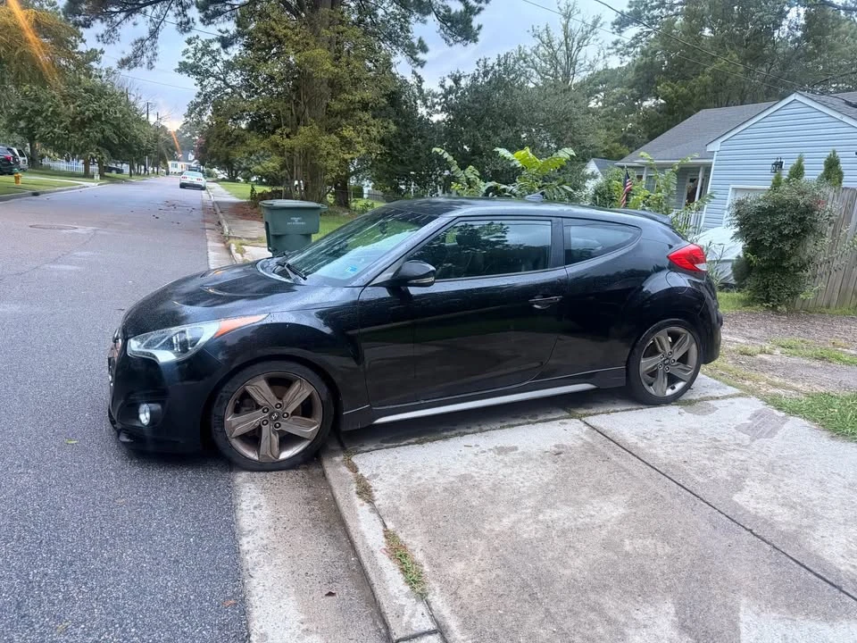 2013 Hyundai Veloster - Image 2 of 9