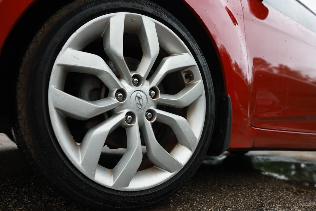 2013 Hyundai Veloster - Image 28 of 31