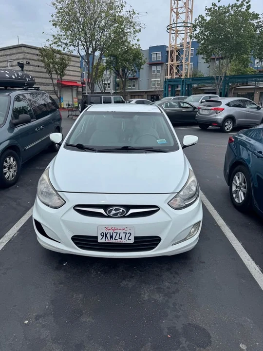 2013 Hyundai Accent - Image 3 of 4
