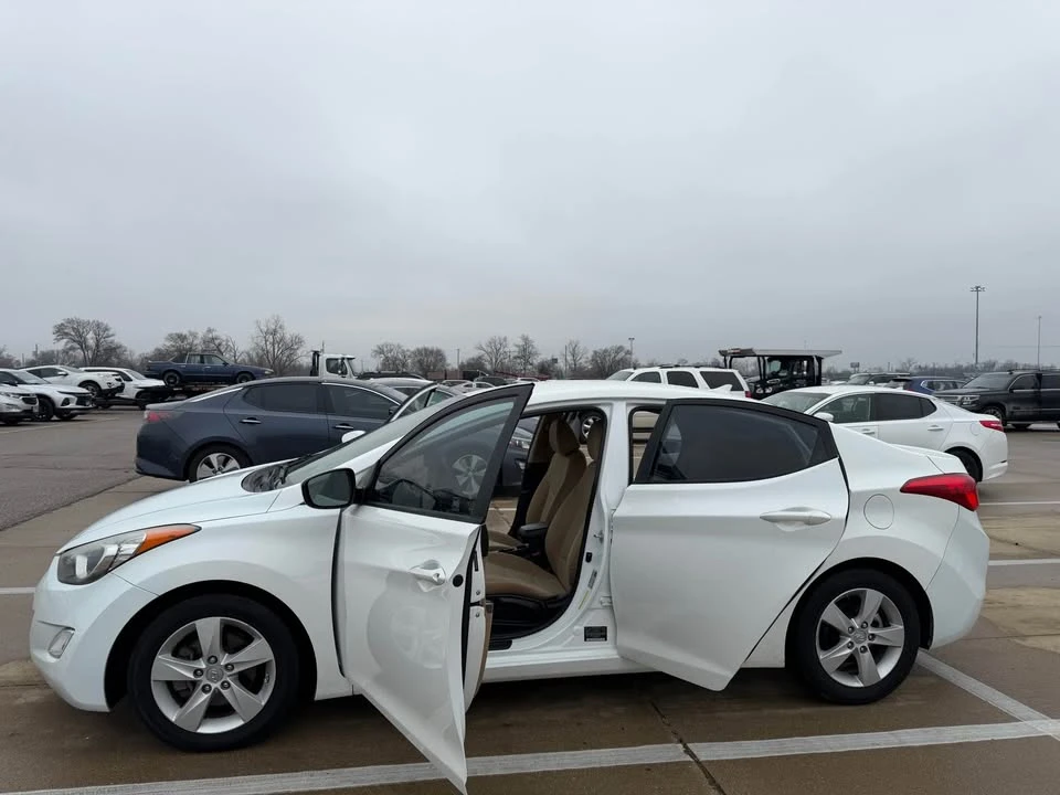 2013 Hyundai Elantra - Image 3 of 19