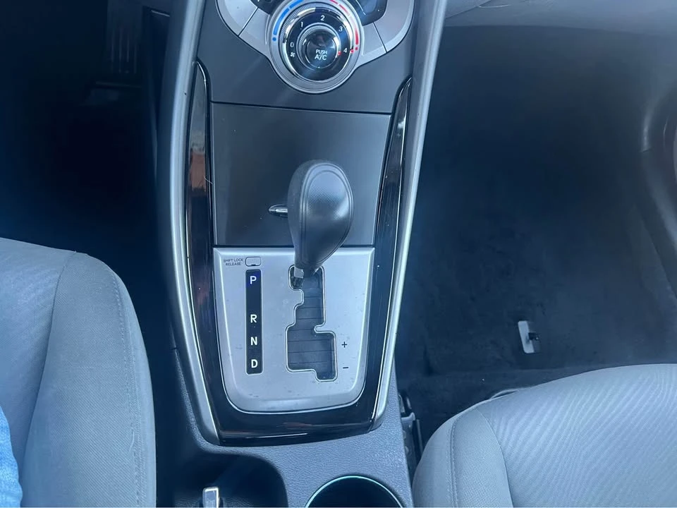 2013 Hyundai Elantra - Image 9 of 17