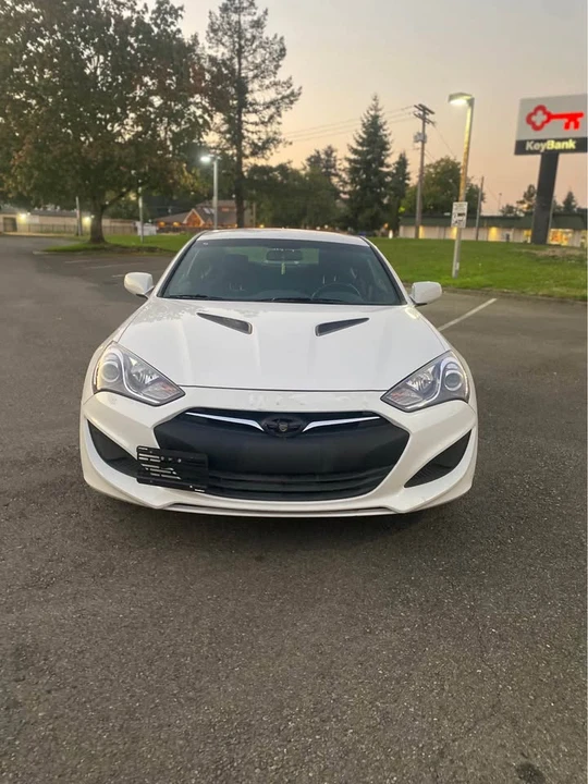 2013 Hyundai Genesis - Image 2 of 11
