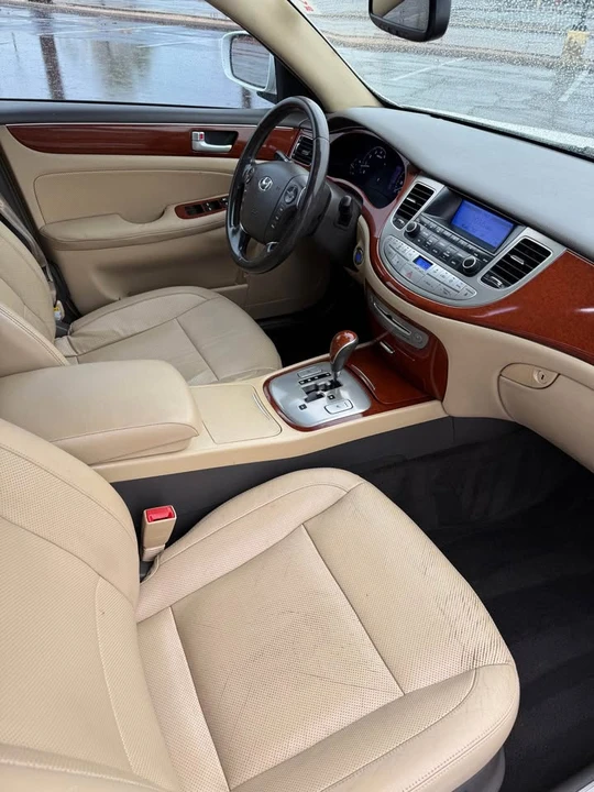 2013 Hyundai Genesis - Image 15 of 19