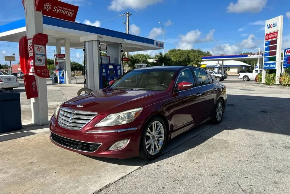 2013 Hyundai Genesis - Image 2 of 8