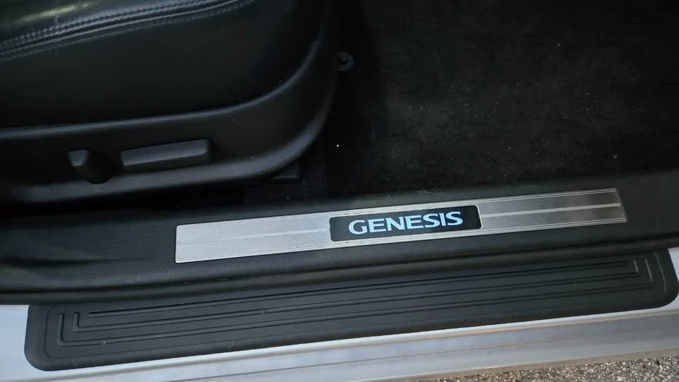 2013 Hyundai Genesis - Image 19 of 20