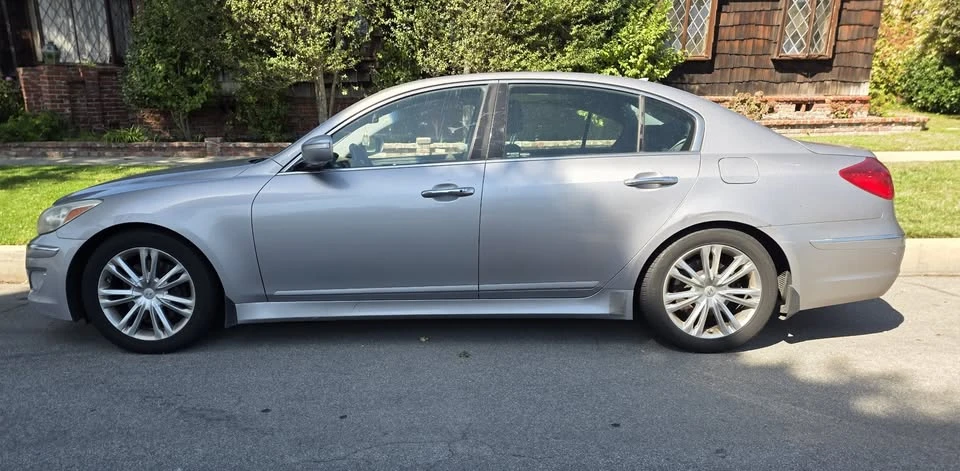 2013 Hyundai Genesis - Image 2 of 9