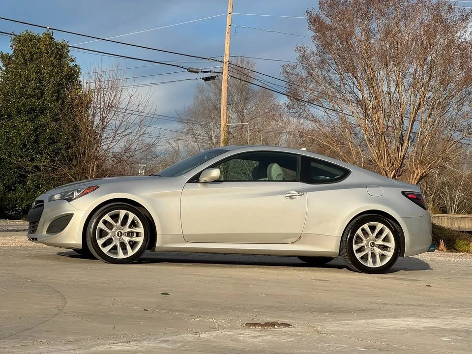 2013 Hyundai Genesis - Image 2 of 15