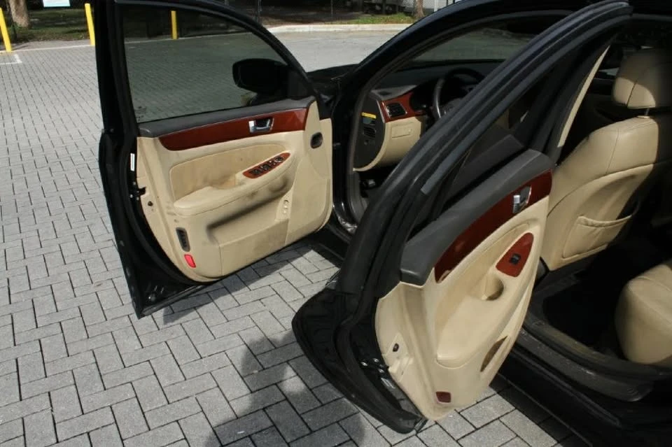 2013 Hyundai Genesis - Image 11 of 14
