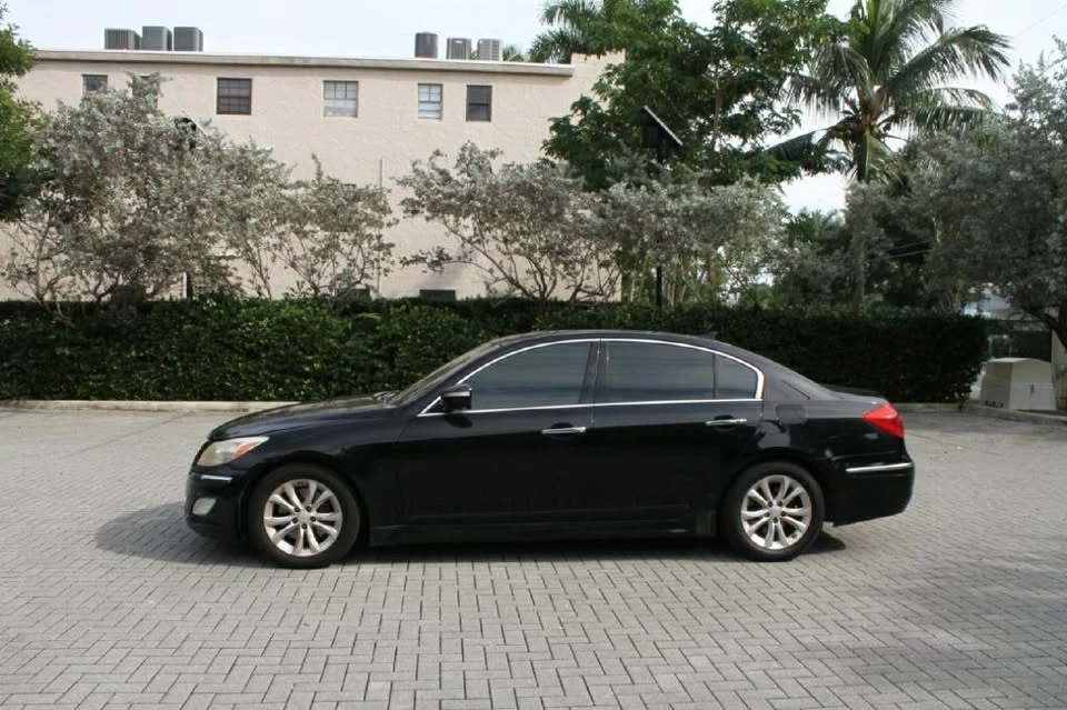 2013 Hyundai Genesis - Image 2 of 14