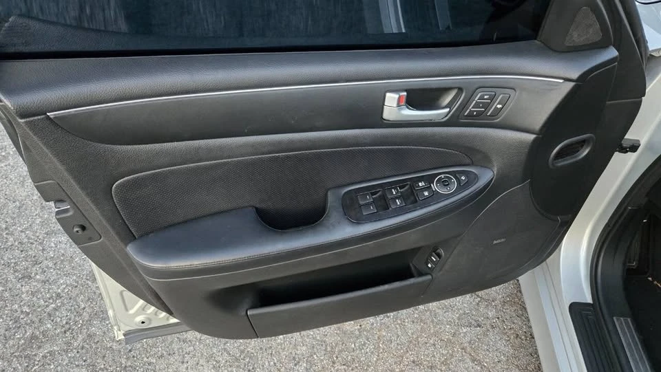 2013 Hyundai Genesis - Image 10 of 20