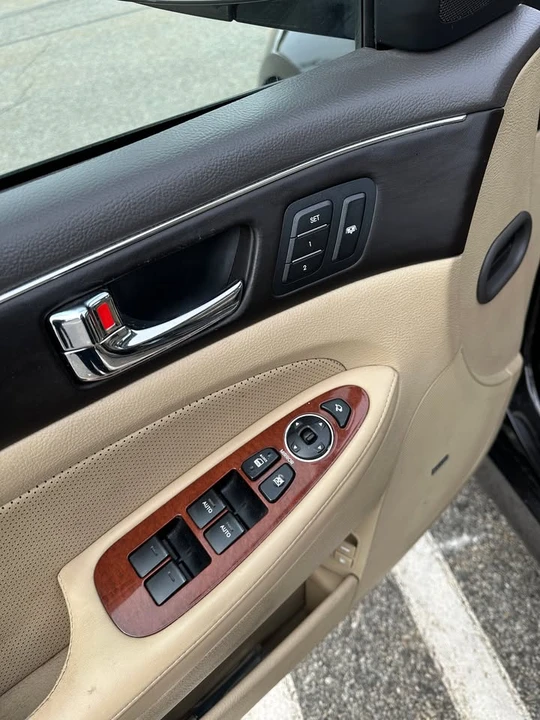 2013 Hyundai Genesis - Image 14 of 19