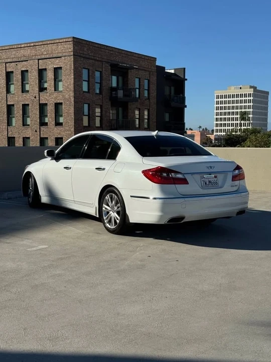 2013 Hyundai Genesis - Image 8 of 20