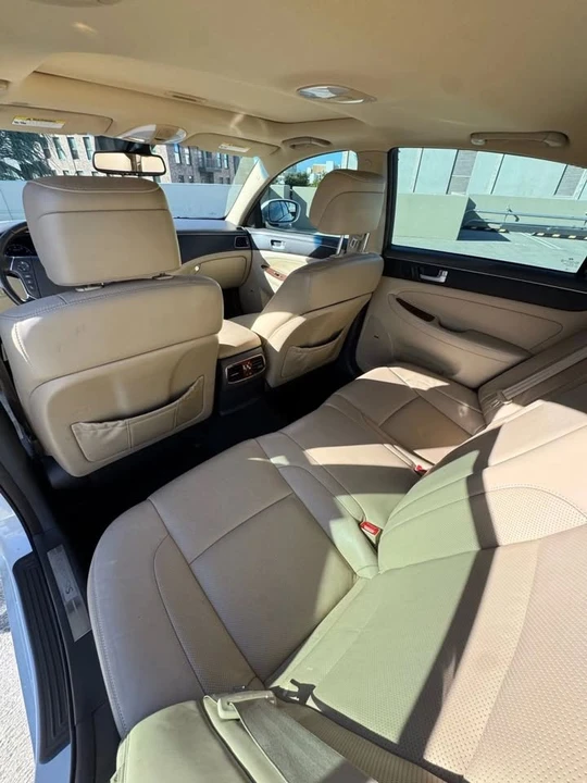2013 Hyundai Genesis - Image 17 of 20