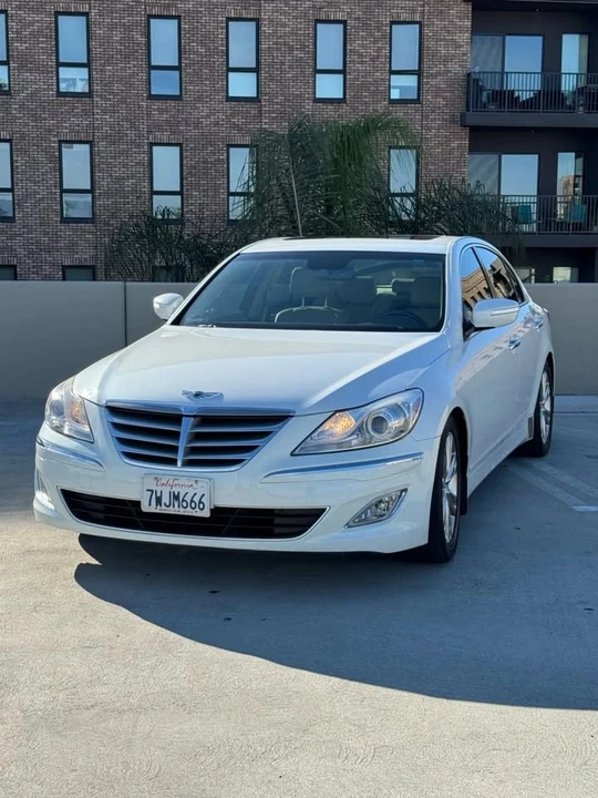 2013 Hyundai Genesis - Image 2 of 20