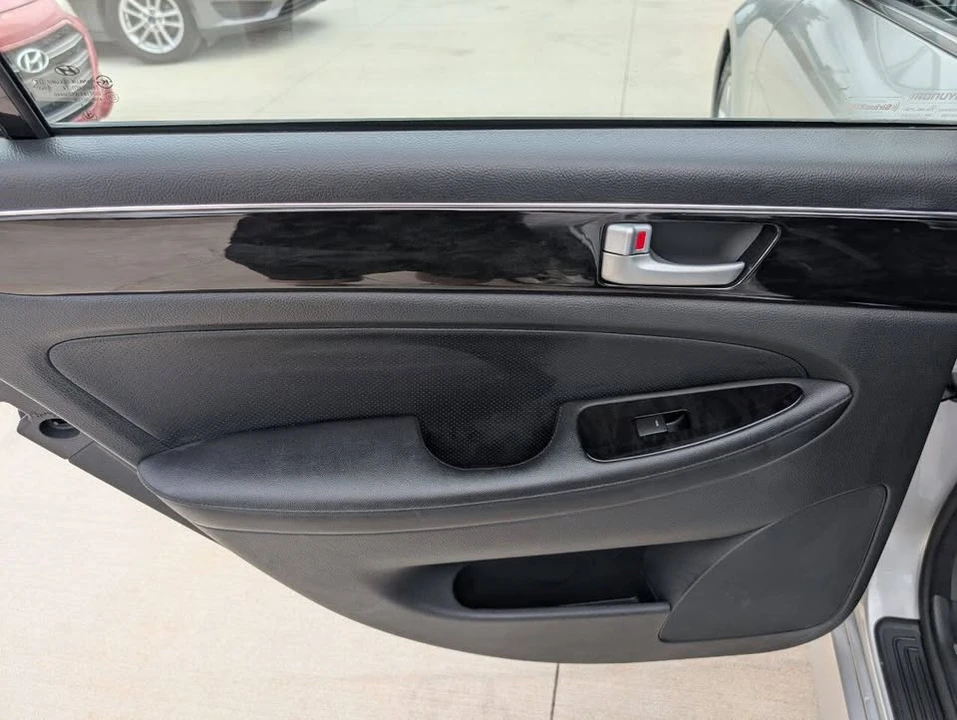 2013 Hyundai Genesis - Image 20 of 20