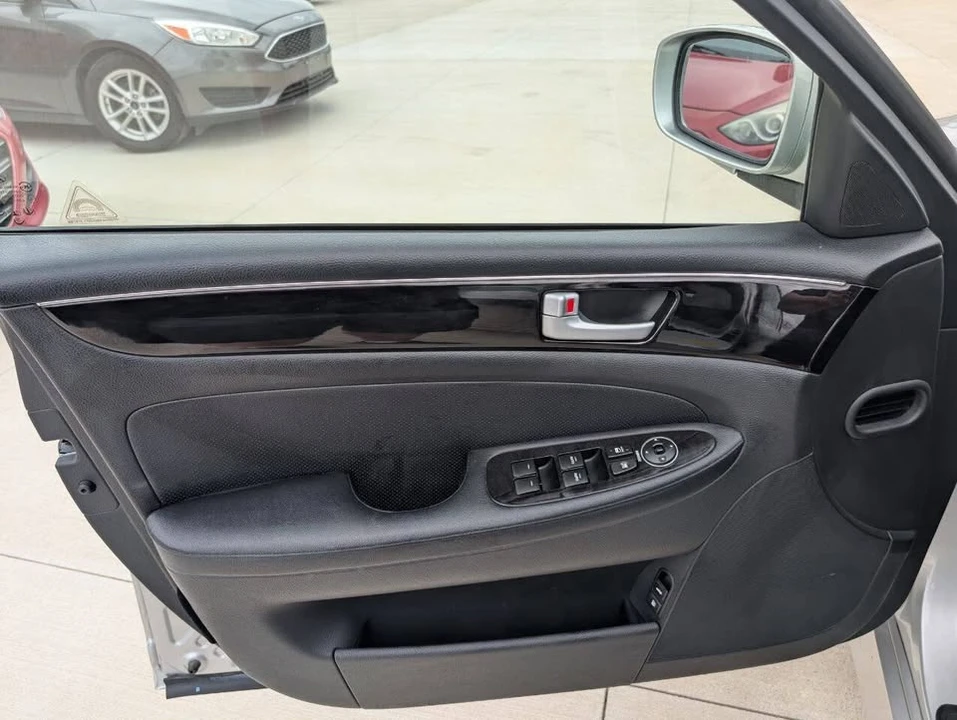 2013 Hyundai Genesis - Image 13 of 20
