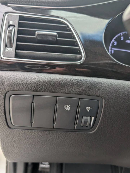 2013 Hyundai Genesis - Image 16 of 20