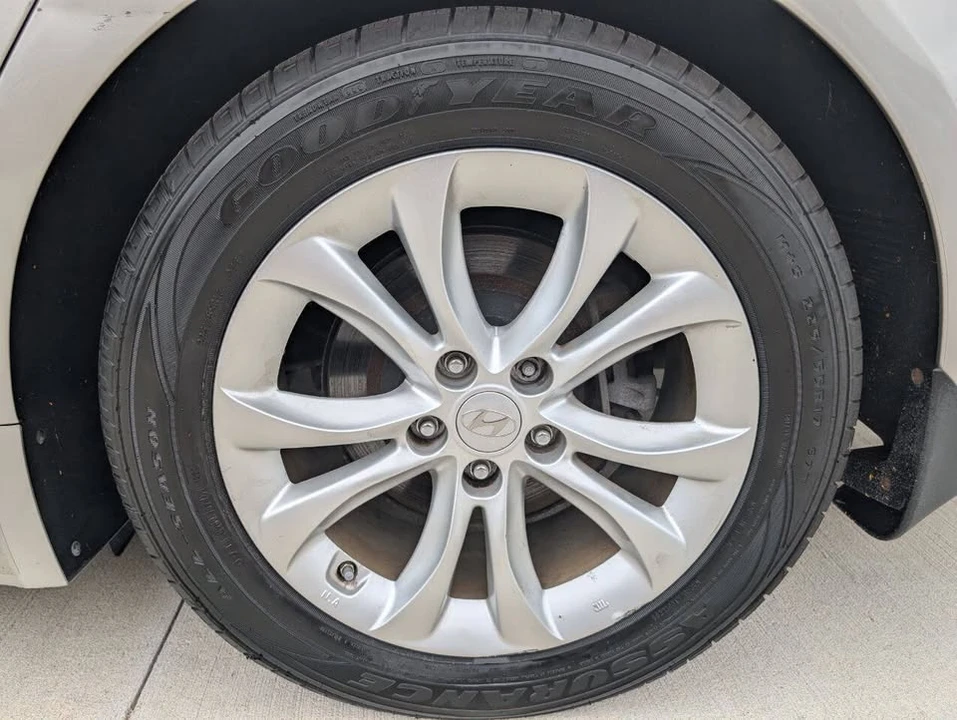 2013 Hyundai Genesis - Image 11 of 20