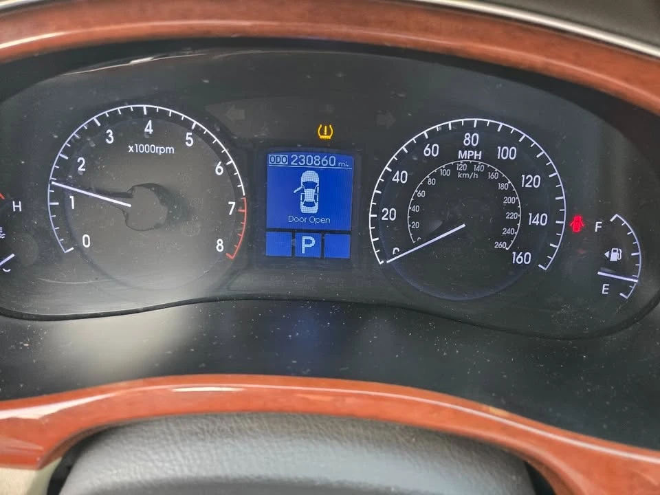 2013 Hyundai Genesis - Image 7 of 15