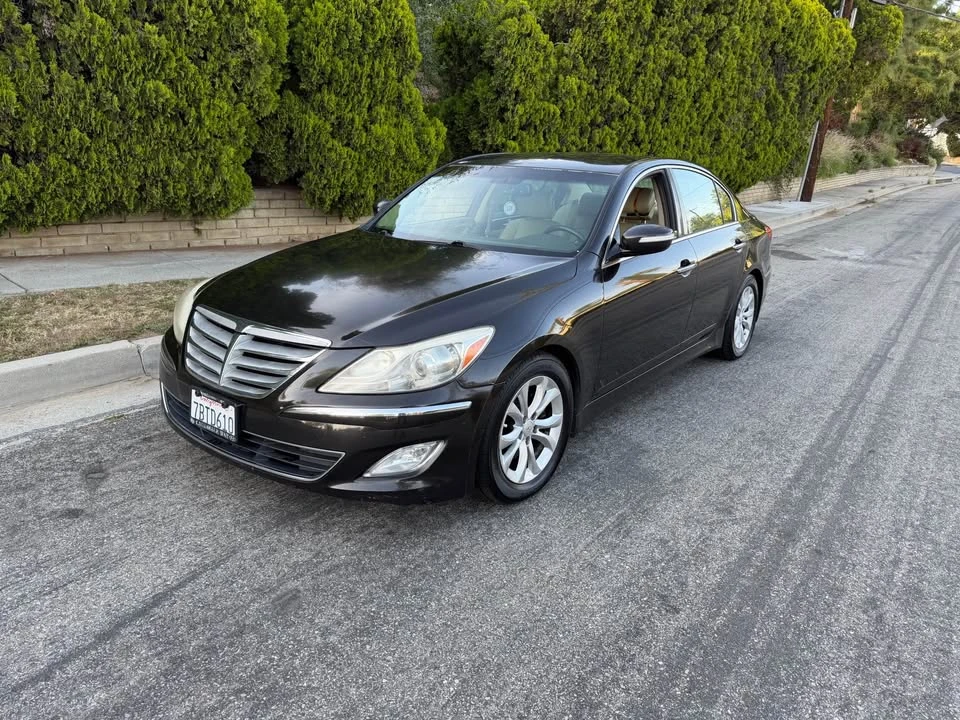 2013 Hyundai Genesis - Image 2 of 10