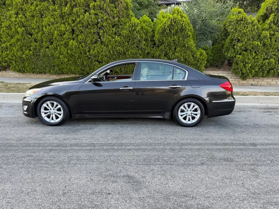 2013 Hyundai Genesis - Image 5 of 10